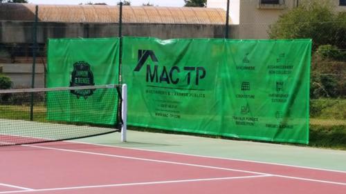 brise vent Mac TP sur le cours de tennis